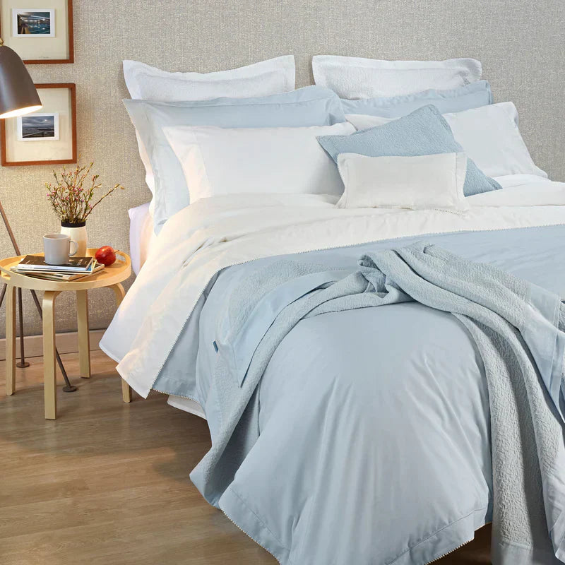 A Minimalist’s Guide to Arranging Bed Pillows with Style